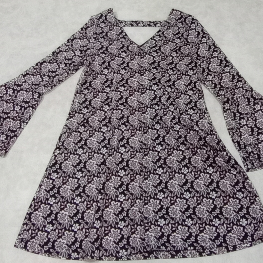 SIGNATURE ROBBIE BEE Black with Red Accents Floral Print Split Bell Slee… - Picture 8 of 9